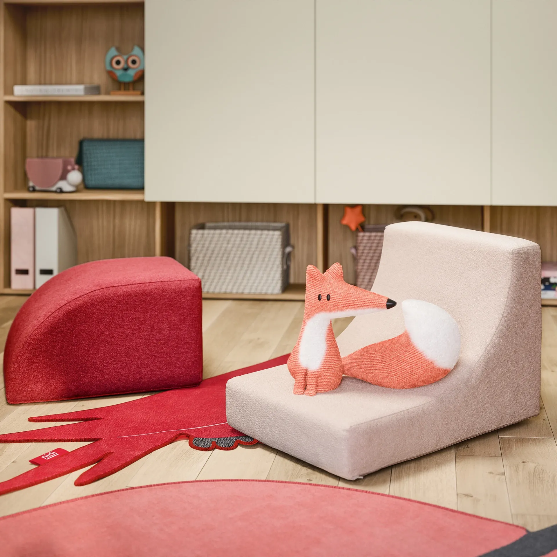 Pouf Klove Nidi rosso e rosa sul tappeto