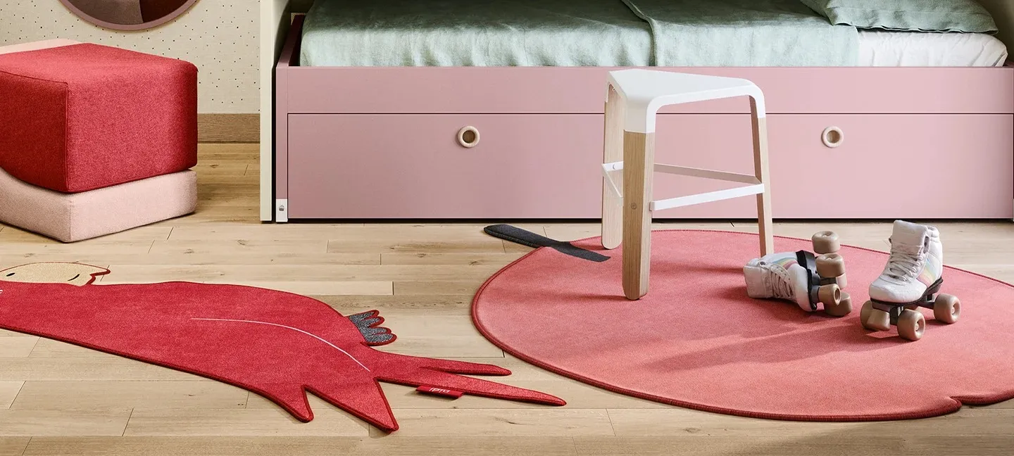 Sgabello Oscar Nidi bianco con gambe in legno davanti al letto rosa