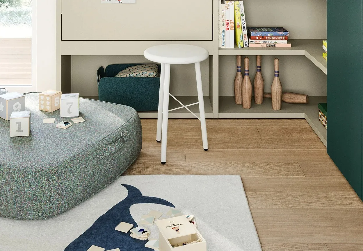 Sgabello Milk Nidi accanto alla libreria in cameretta