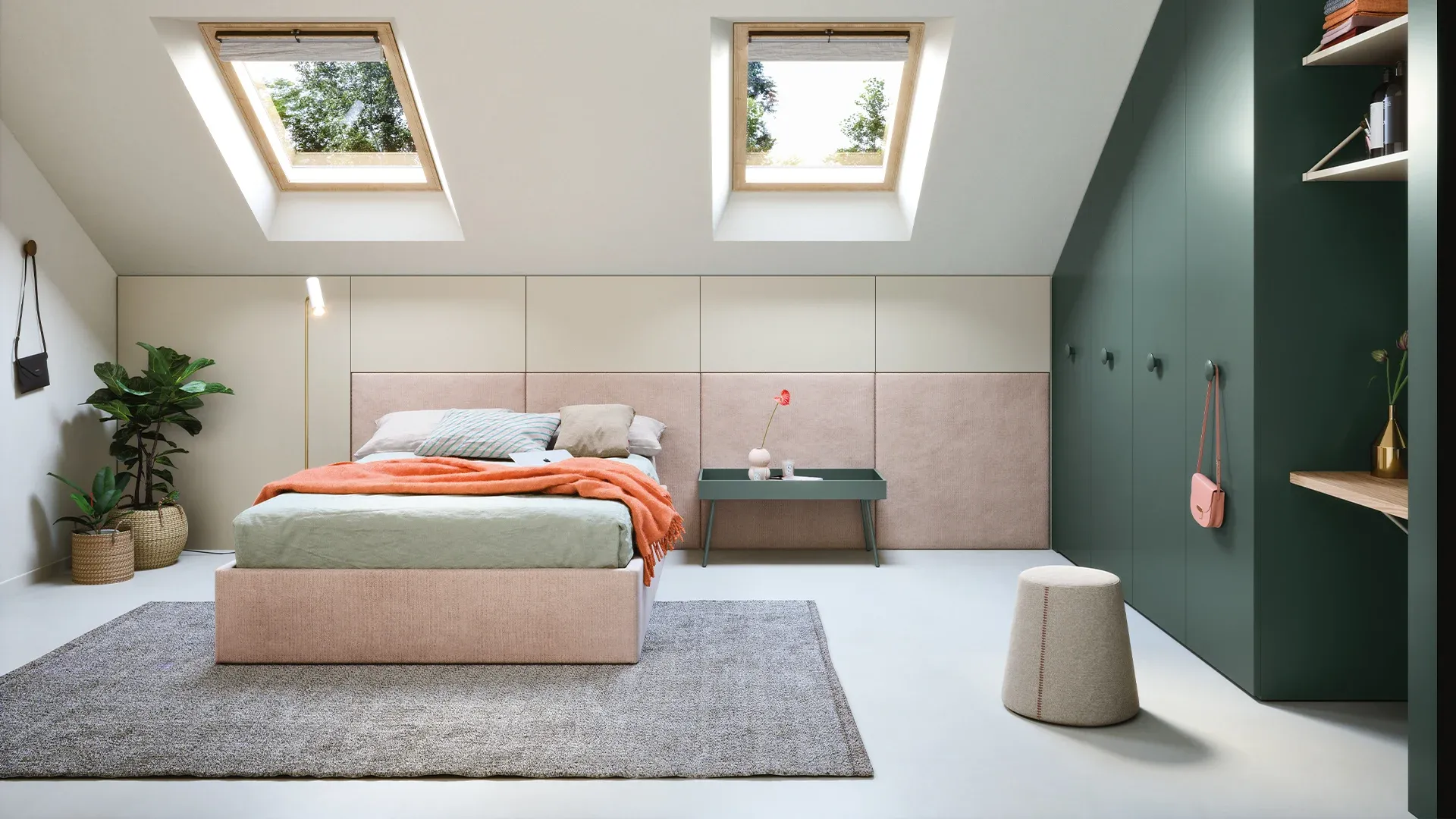Boiserie Becky Nidi imbottita rosa dietro il letto in mansarda