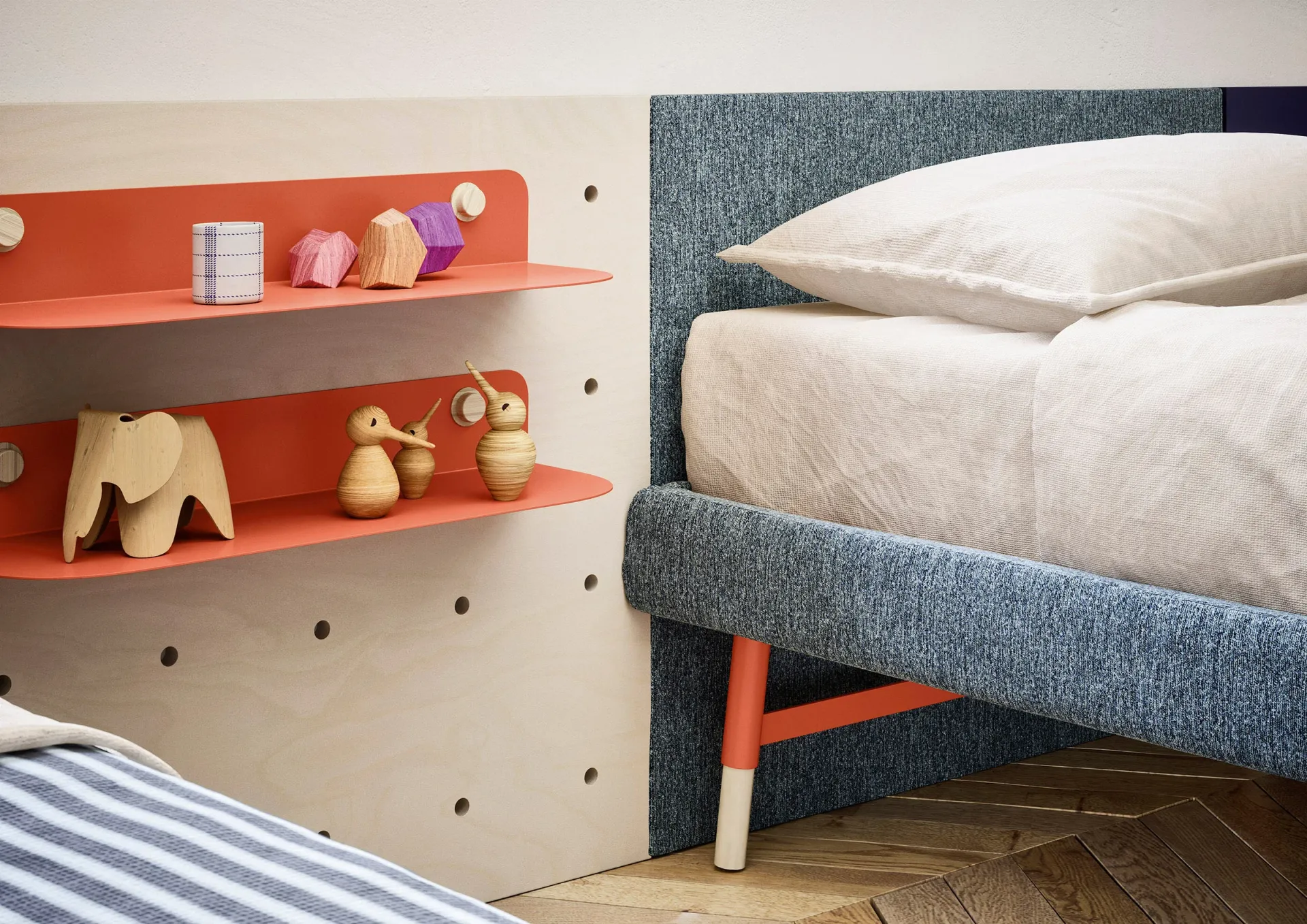 Boiserie Dots Nidi in legno con mensole corallo accanto al letto