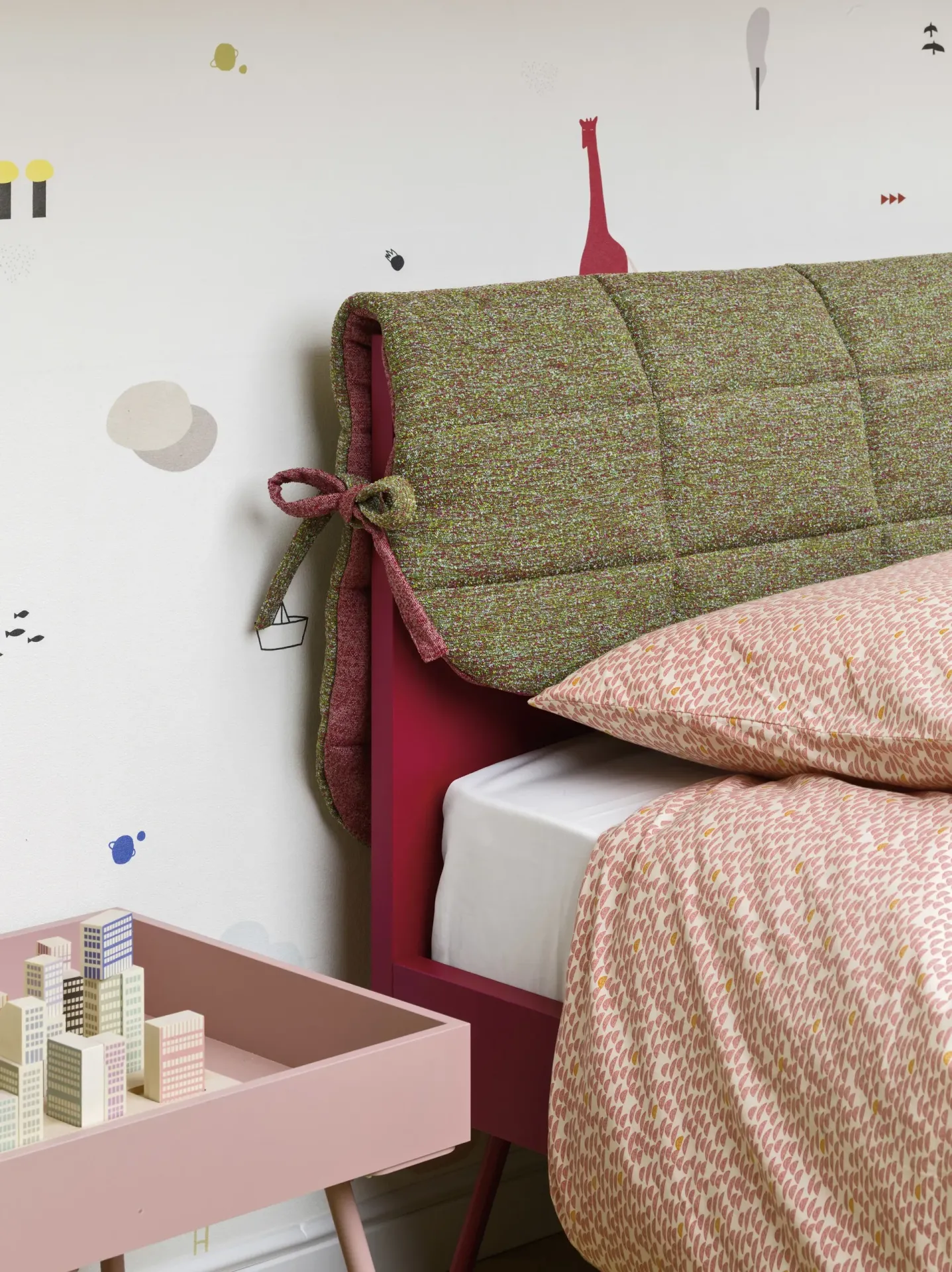 Cuffia per testiera Nidi verde trapuntata sul letto