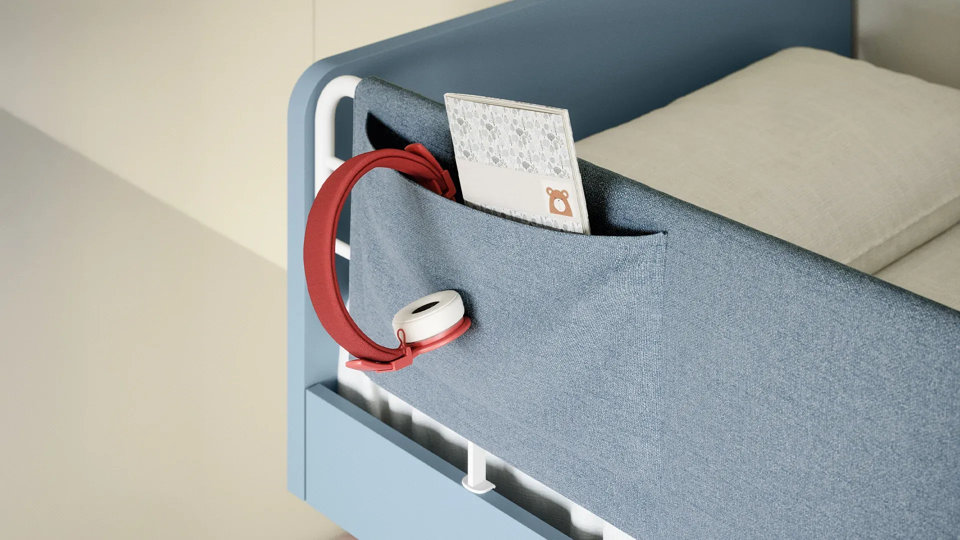 Tasca Paddle Nidi azzurra con portaoggetti sul letto