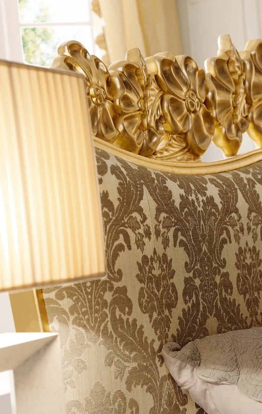 Abat-jour Charls Avenanti con paralume plissettato accanto al letto, ritaglio