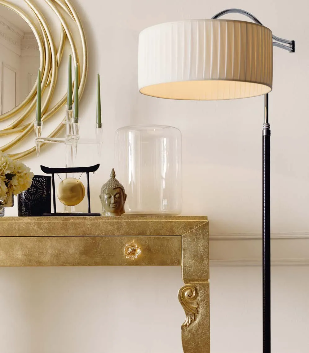 Lampada da studio Alfred Avenanti con paralume plissettato sopra una consolle dorata