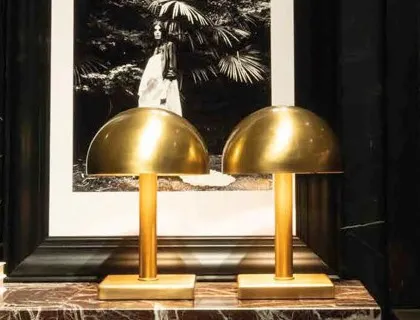 Coppia di lampade da tavolo Icon Bernazzoli in ottone su comodino con piano in marmo rosso