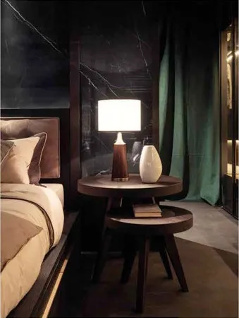 Lampada da tavolo Muse Bernazzoli con paralume avorio su comodini tondi Eclipse in rovere cacao