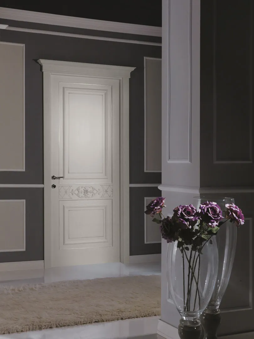 Porta Componibile Bernazzoli bianca con fregio decorato fra pareti scure