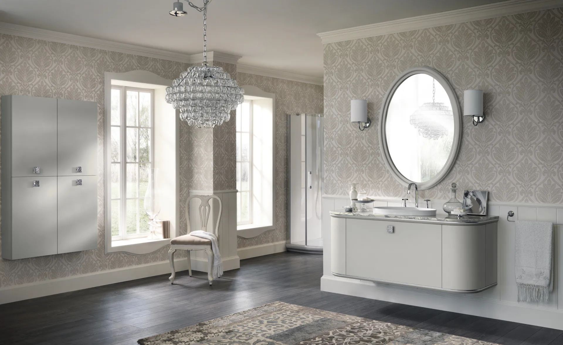 Bagno Magnifica Scavolini grigio chiaro con base curva sospesa, specchiera ovale e lampadario di cristallo