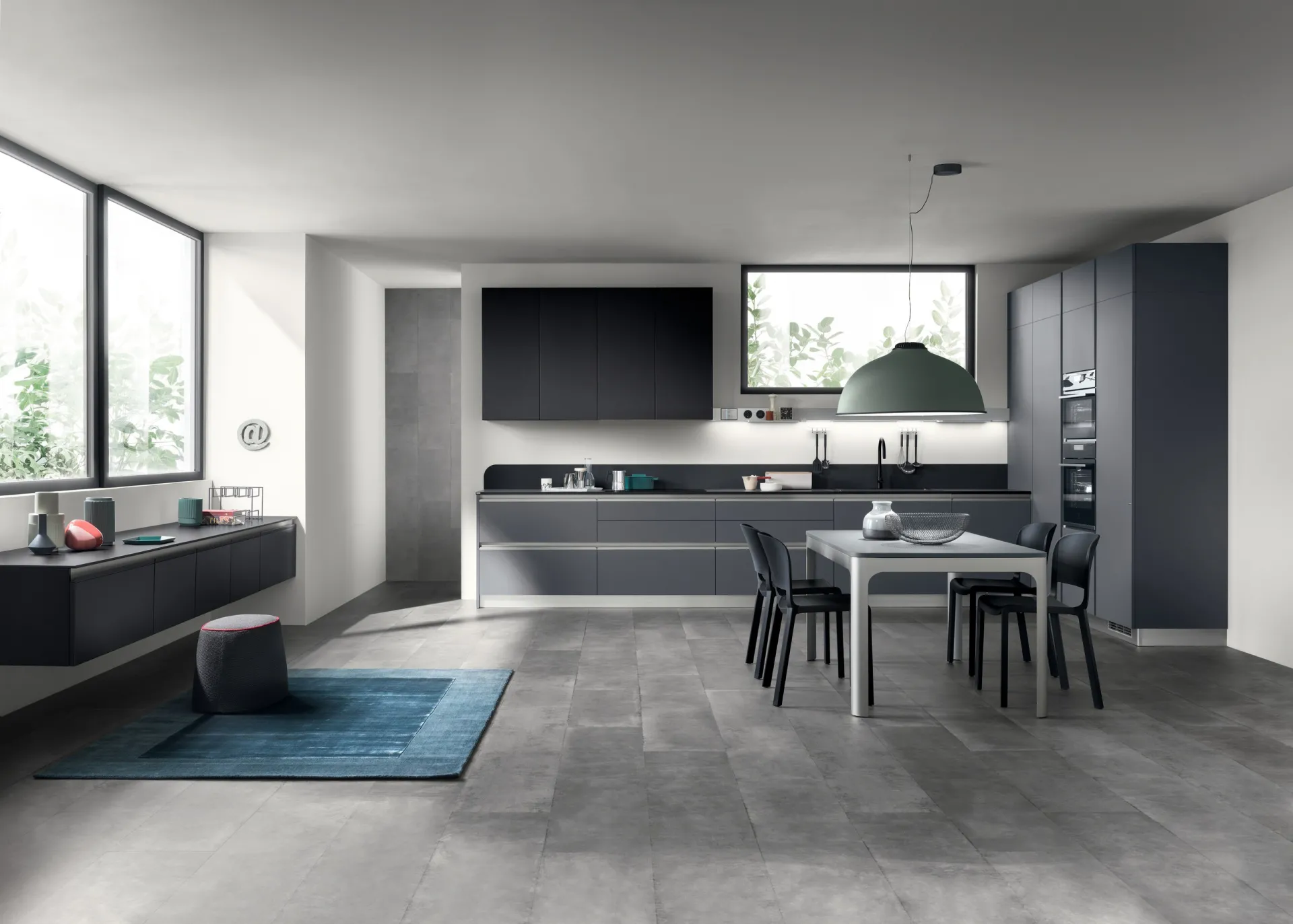 Cucina Dandy Plus Scavolini nei toni scuri con colonne, tavolo da pranzo e mobile sospeso