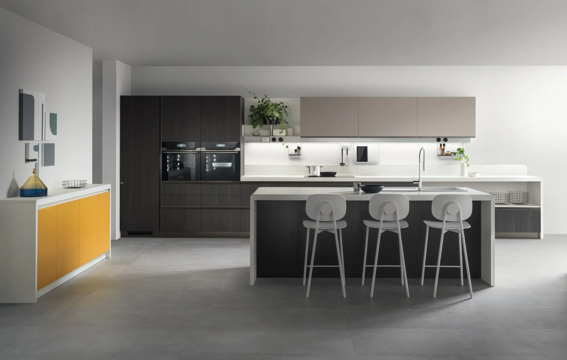 Cucina Dandy Plus Scavolini con isola e sgabelli, colonne effetto legno scuro e credenza gialla