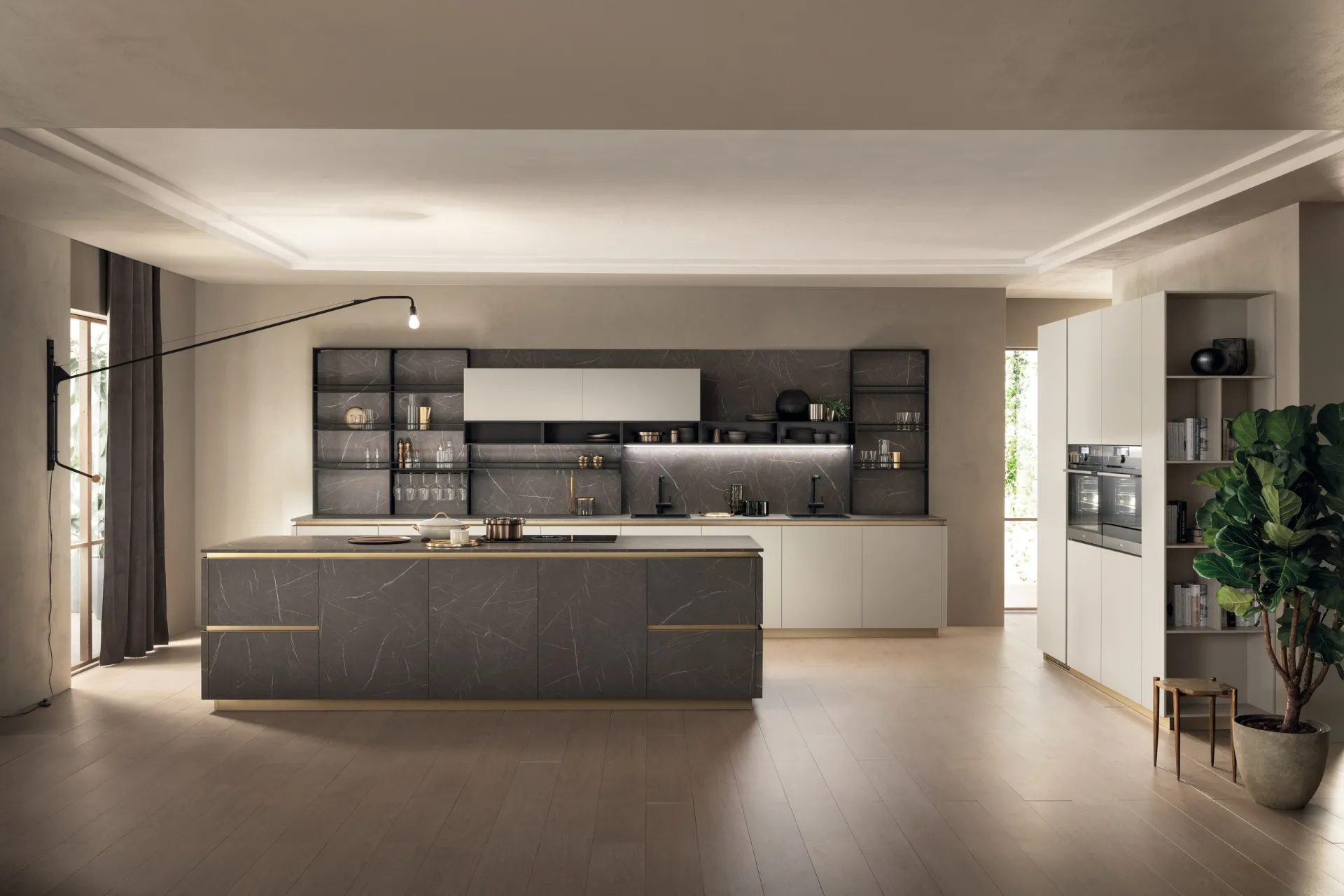Cucina DeLinea Scavolini con isola effetto pietra scura, profili color ottone e vetrine a parete