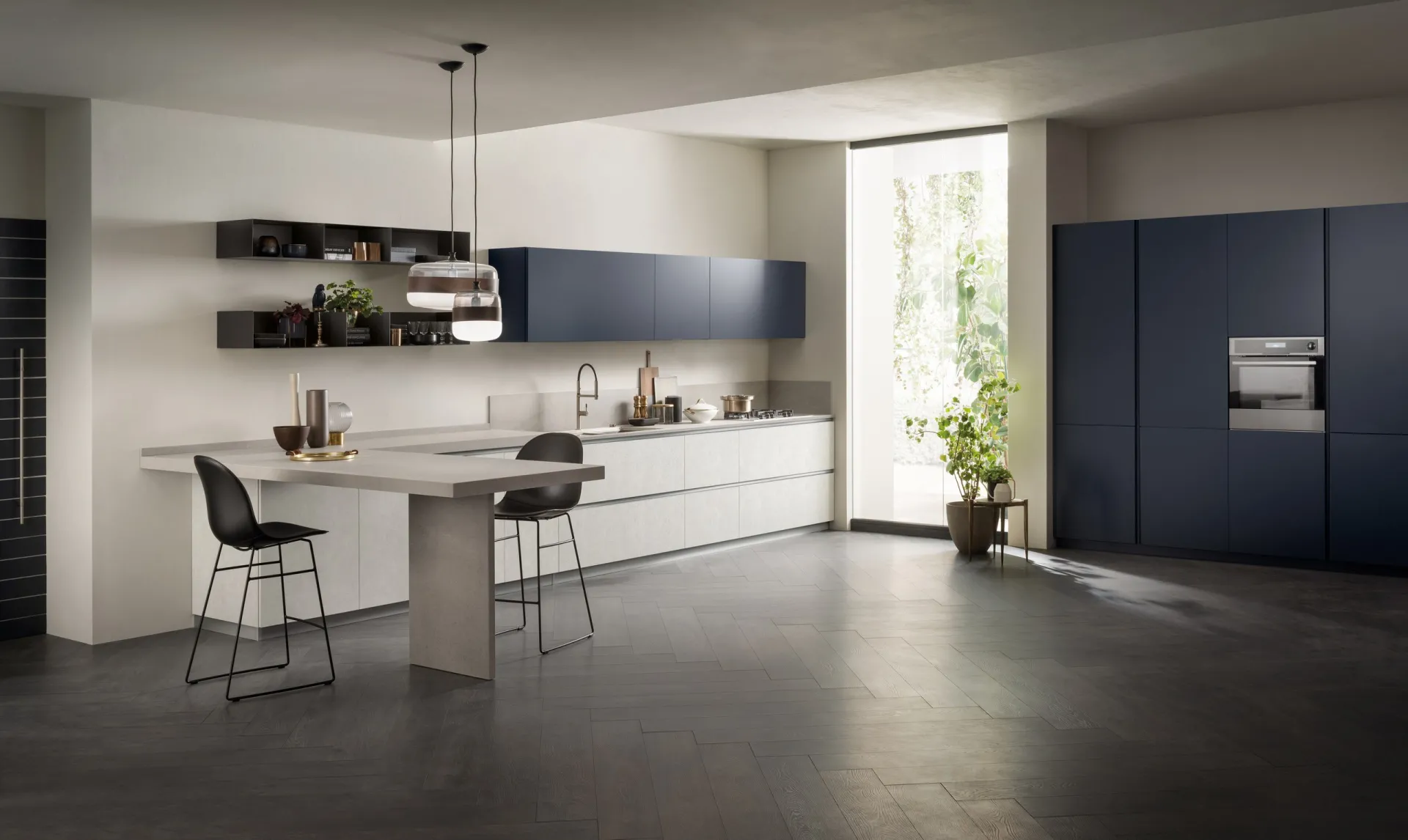 Cucina DeLinea Scavolini con penisola, pensili laccato opaco Blu Moon e basi in decorativo Concrete