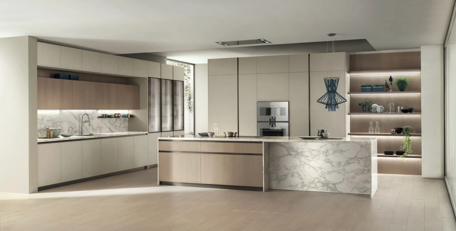 Cucina DeLinea Scavolini con isola dal fianco effetto marmo, ante chiare e impiallacciato Rovere Dune