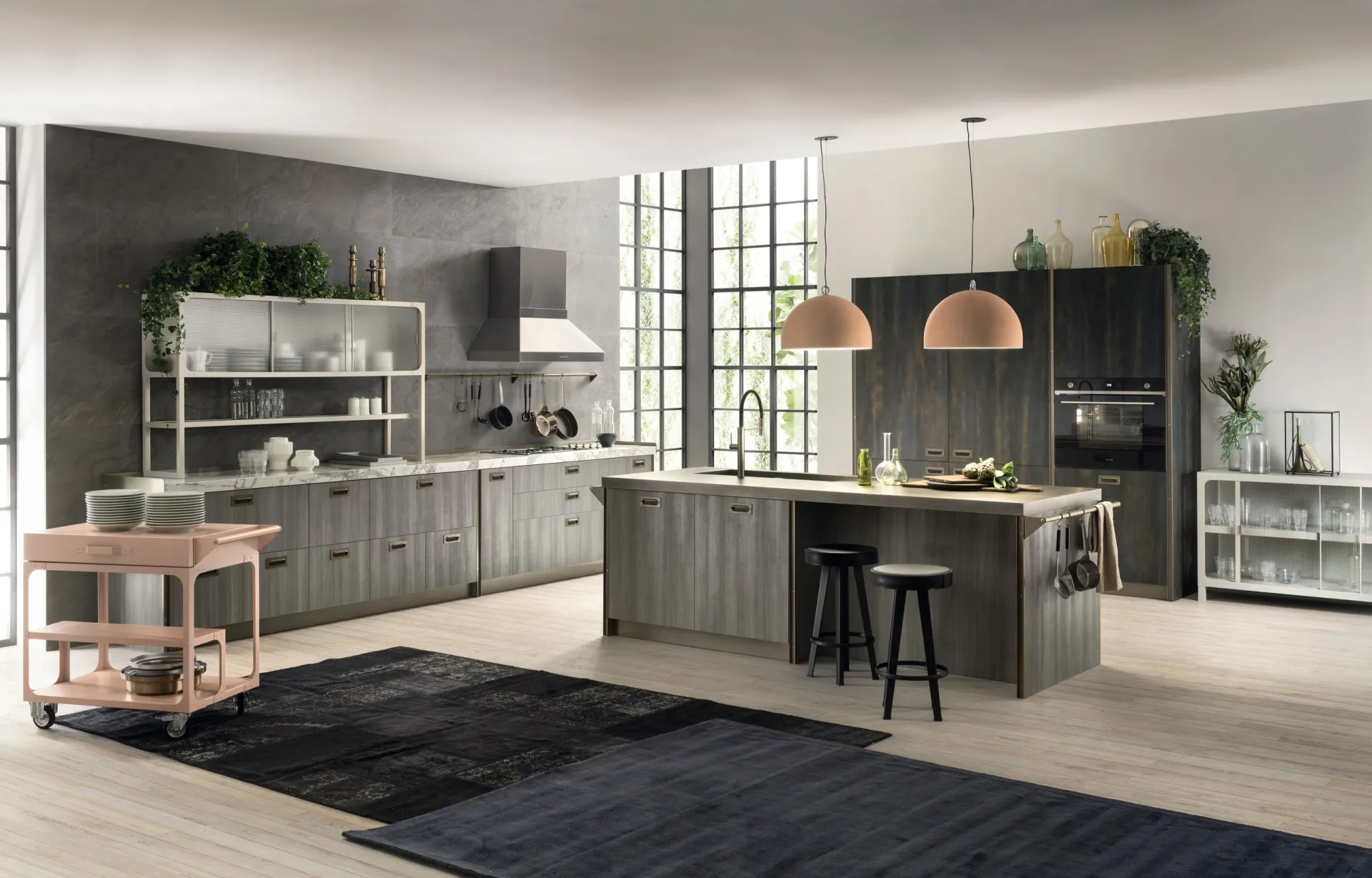 Cucina Diesel Get Together Scavolini con isola effetto legno grigio, scaffale in metallo chiaro e carrello rosa