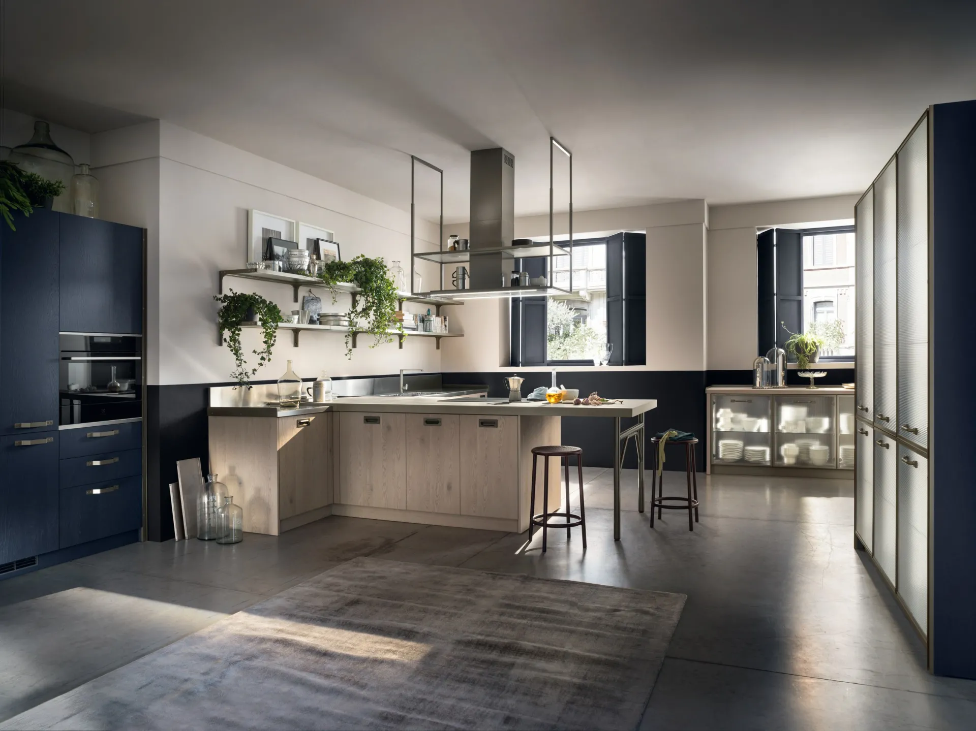 Cucina Diesel Get Together Scavolini con penisola, cappa a isola sospesa in vetro e colonne blu