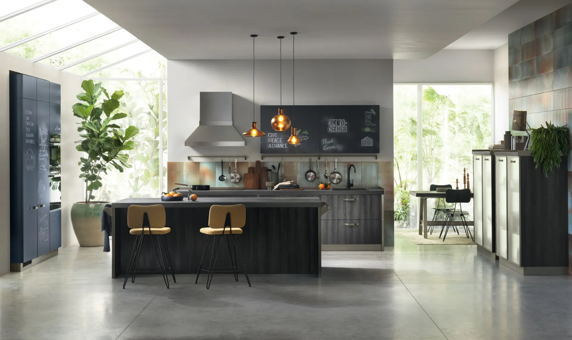 Cucina Diesel Get Together Scavolini con isola scura e ante effetto lavagna Ink Blue