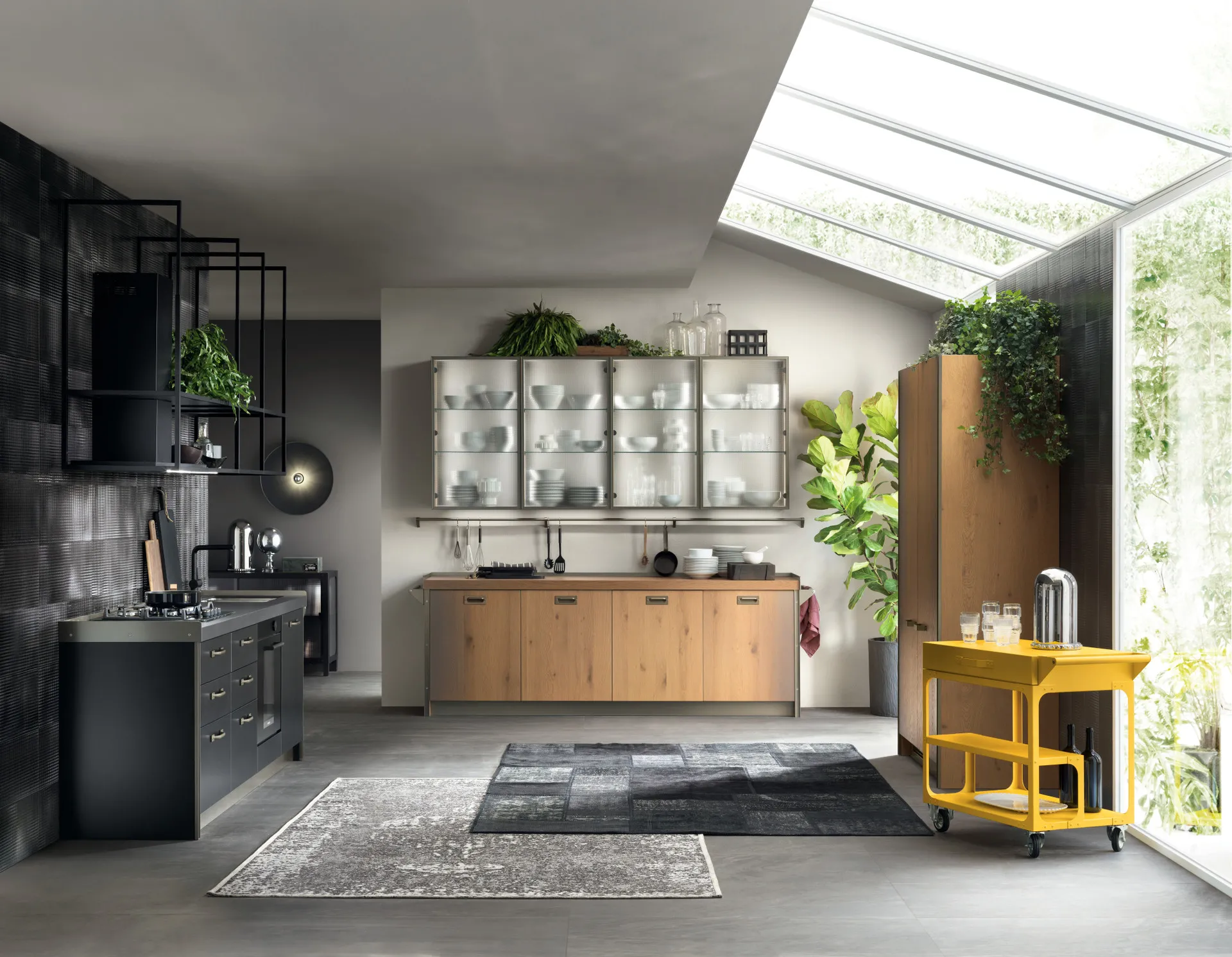 Cucina Diesel Get Together Scavolini con basi in Ruxe Wood, pensili in vetro e carrello giallo