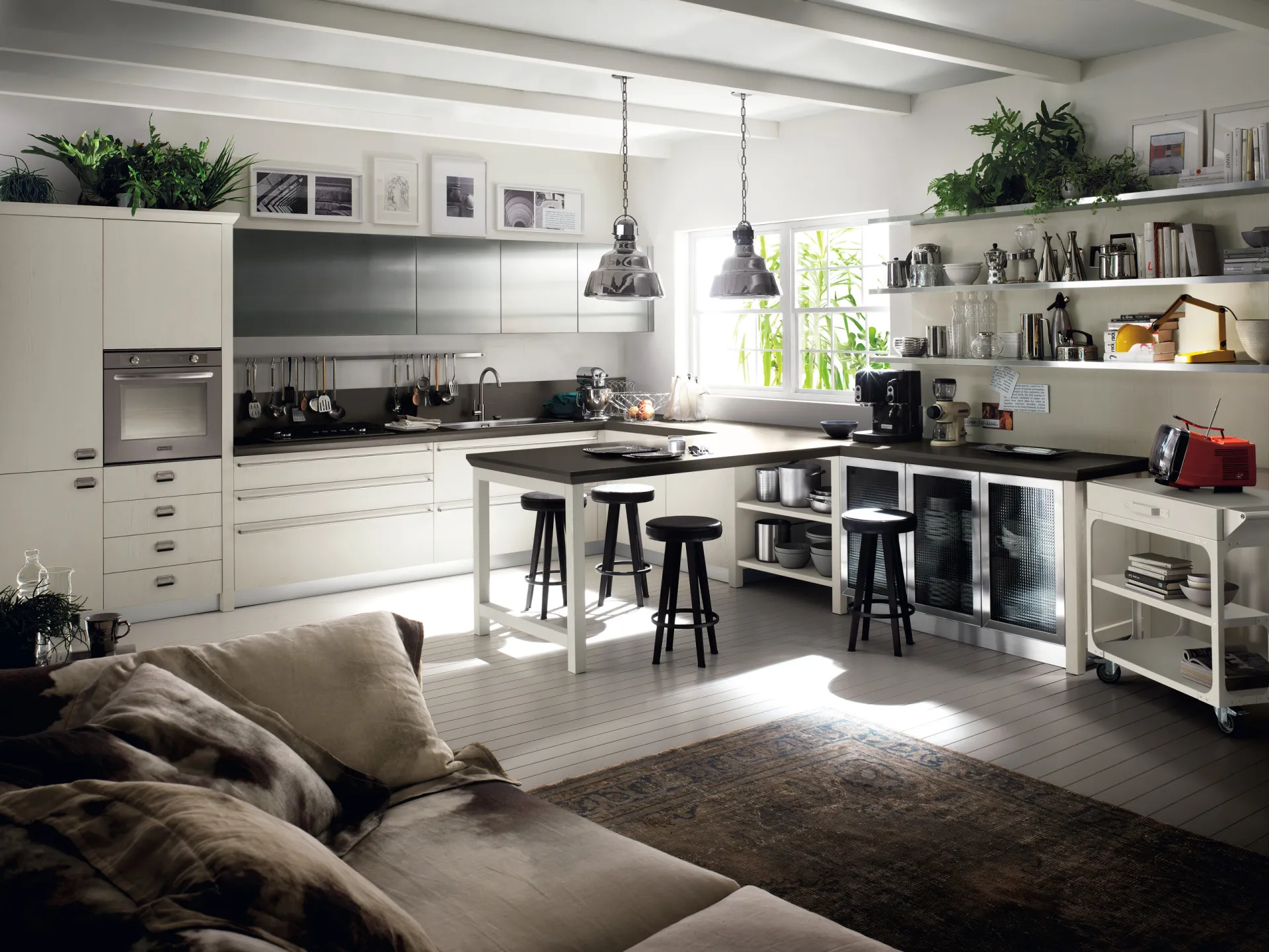 Cucina Diesel Social Kitchen Scavolini ad angolo in rovere laccato chiaro con penisola e mensole a giorno