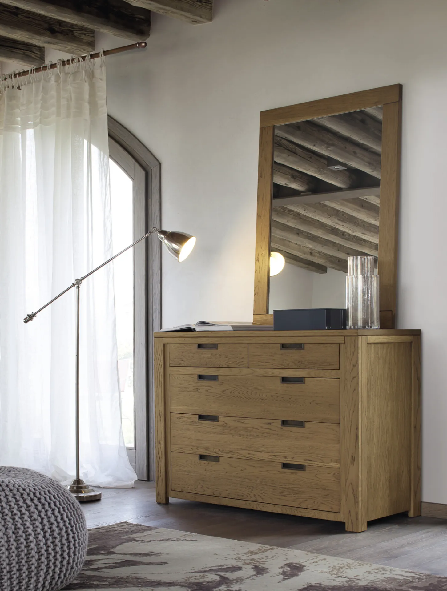 Specchio Quadra Devina Nais in rovere sopra un comò Quadra a cinque cassetti