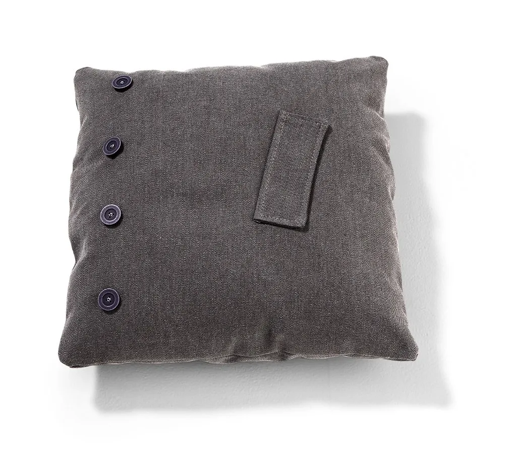 Cuscino D25 Dienne grigio scuro con bottoni e patta sul davanti
