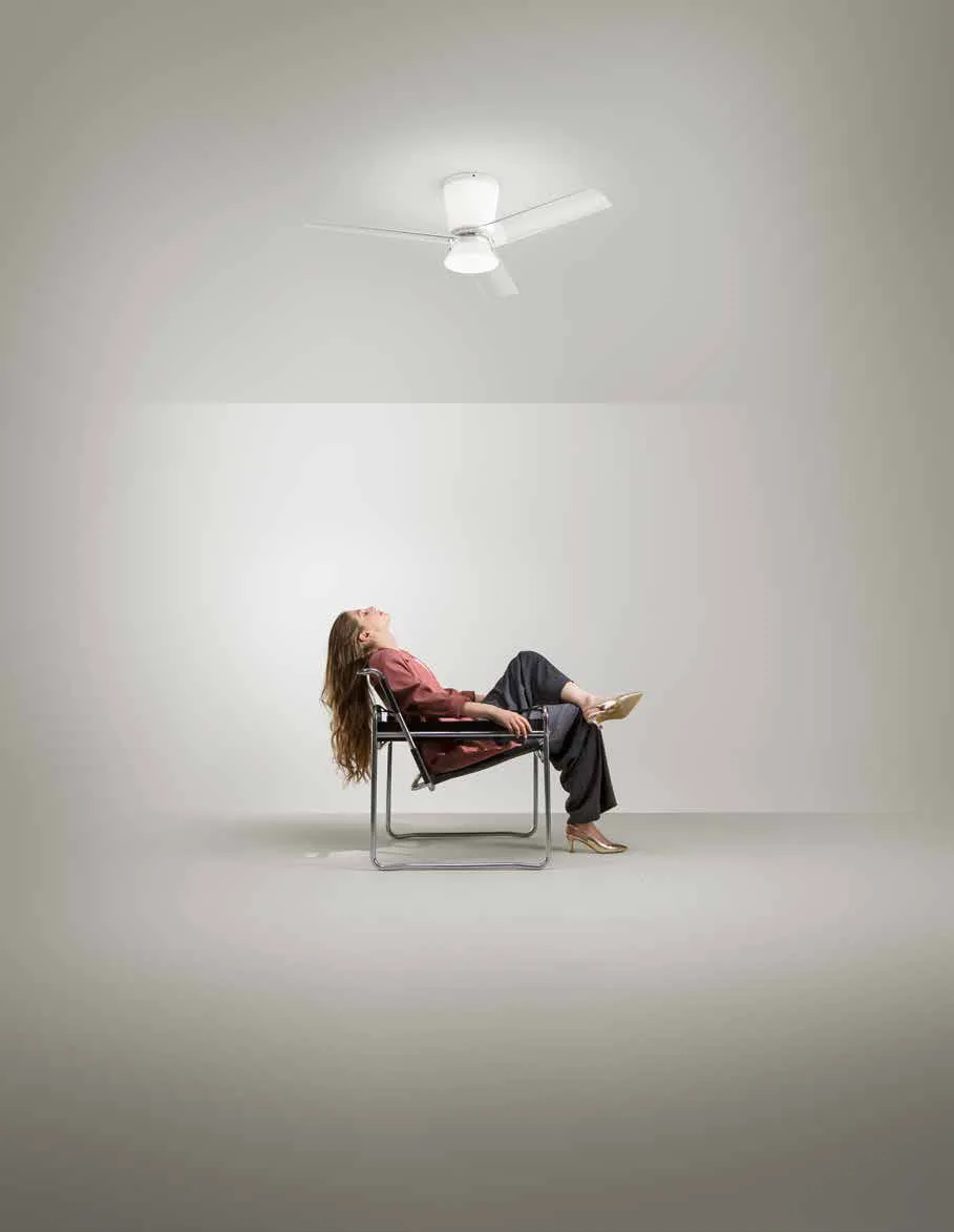 Ventilatore con luce Everest Fan Europe sopra una poltrona in un ambiente chiaro