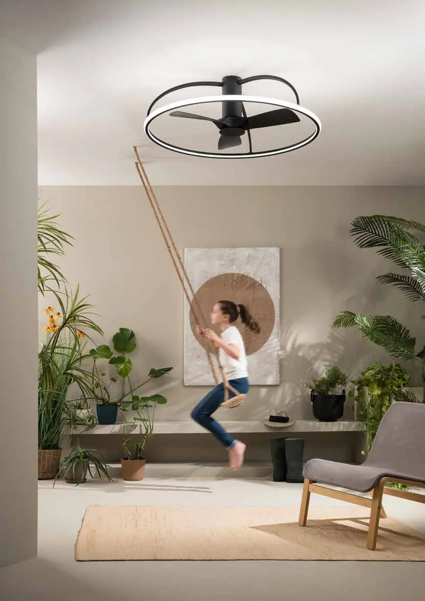 Ventilatore con anello luminoso Magnus Fan Europe nero in un soggiorno con altalena