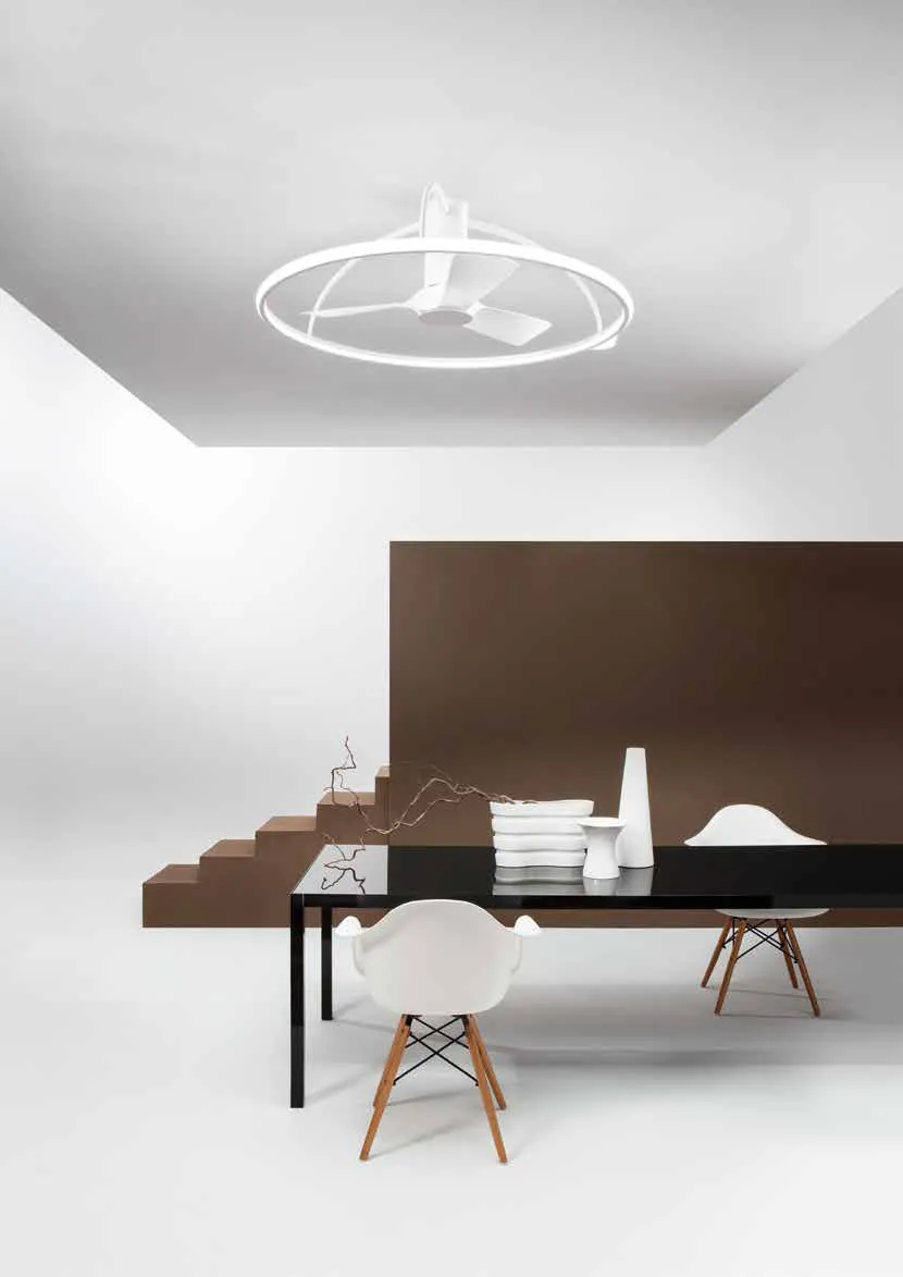 Ventilatore Magnus Fan Europe bianco sopra un tavolo da lavoro