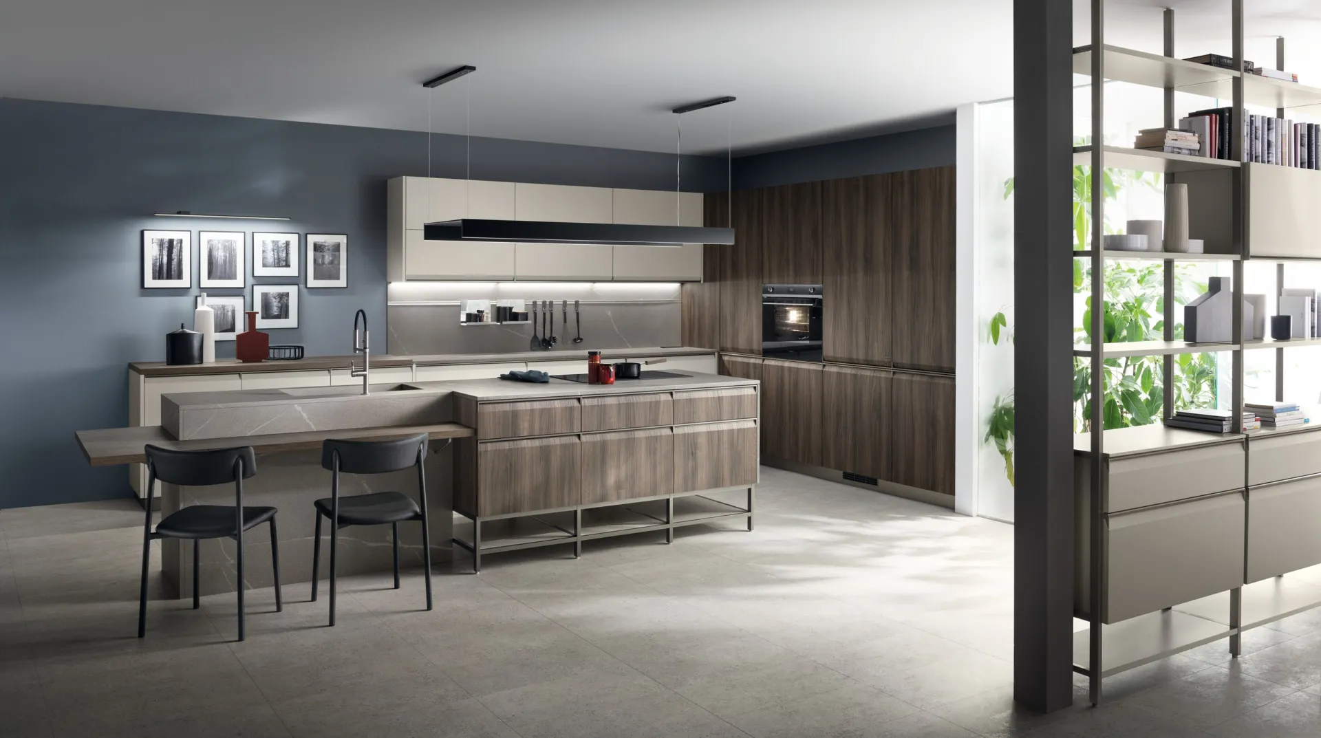Cucina Formalia Scavolini con isola e colonne effetto noce e libreria divisoria in metallo
