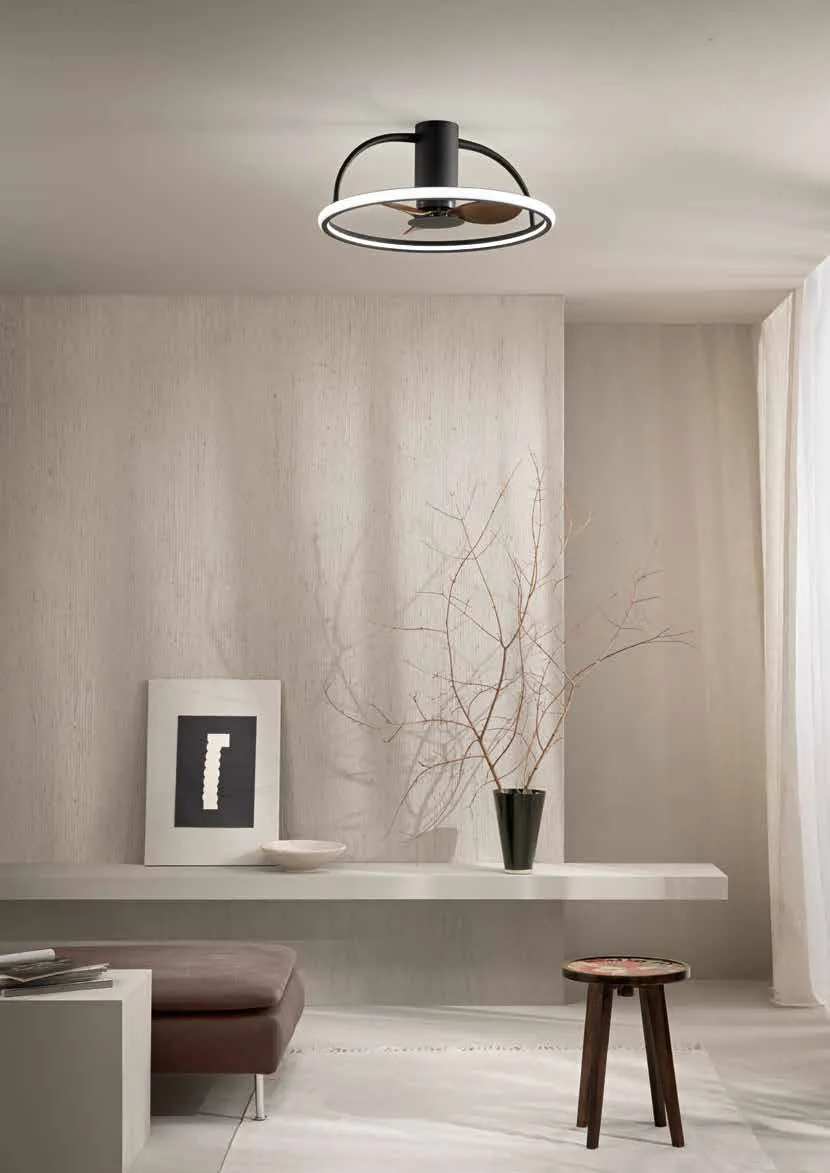 Ventilatore Hadley Fan Europe nero con pale effetto legno in un soggiorno minimale