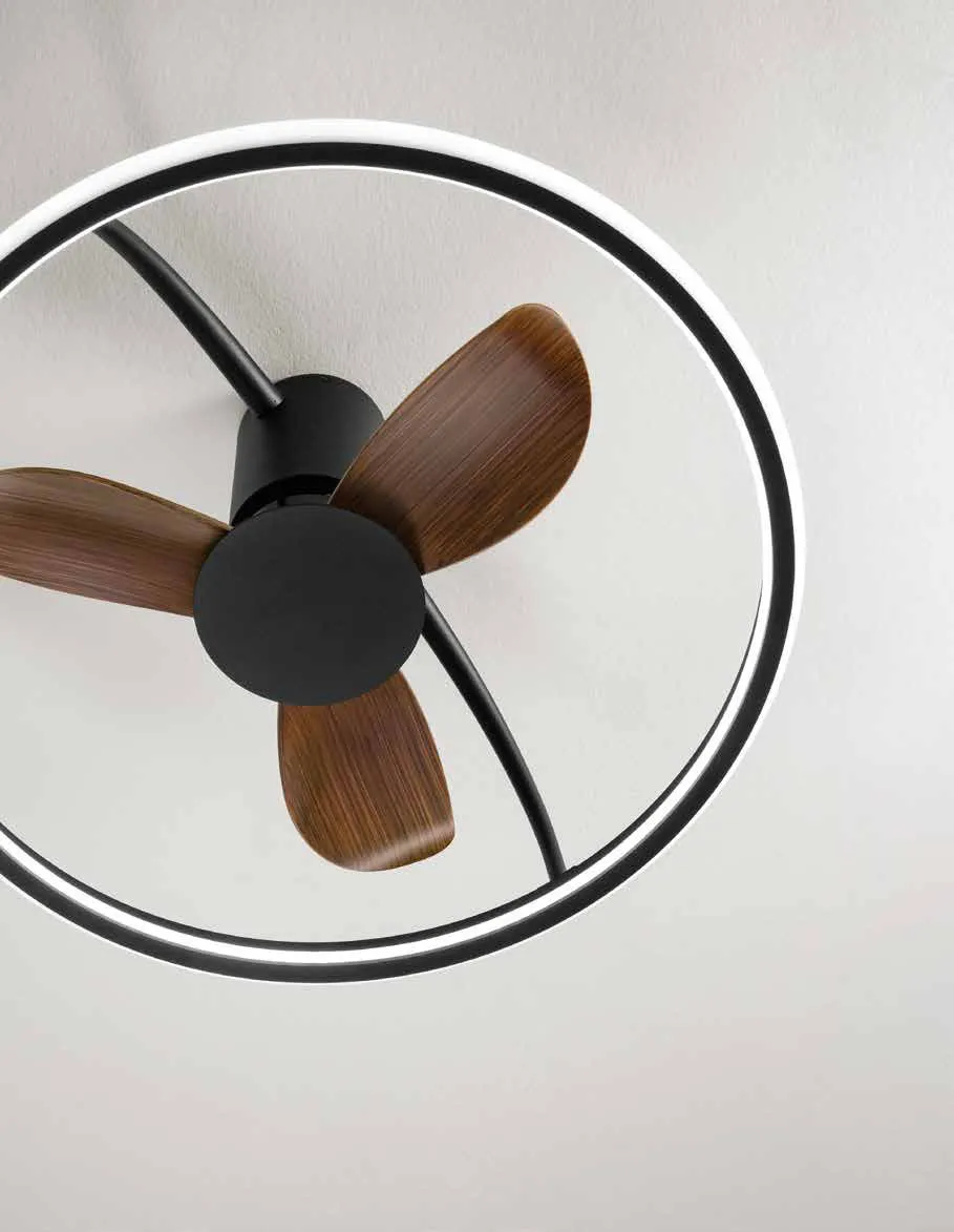 Dettaglio delle pale effetto legno del ventilatore Hadley Fan Europe