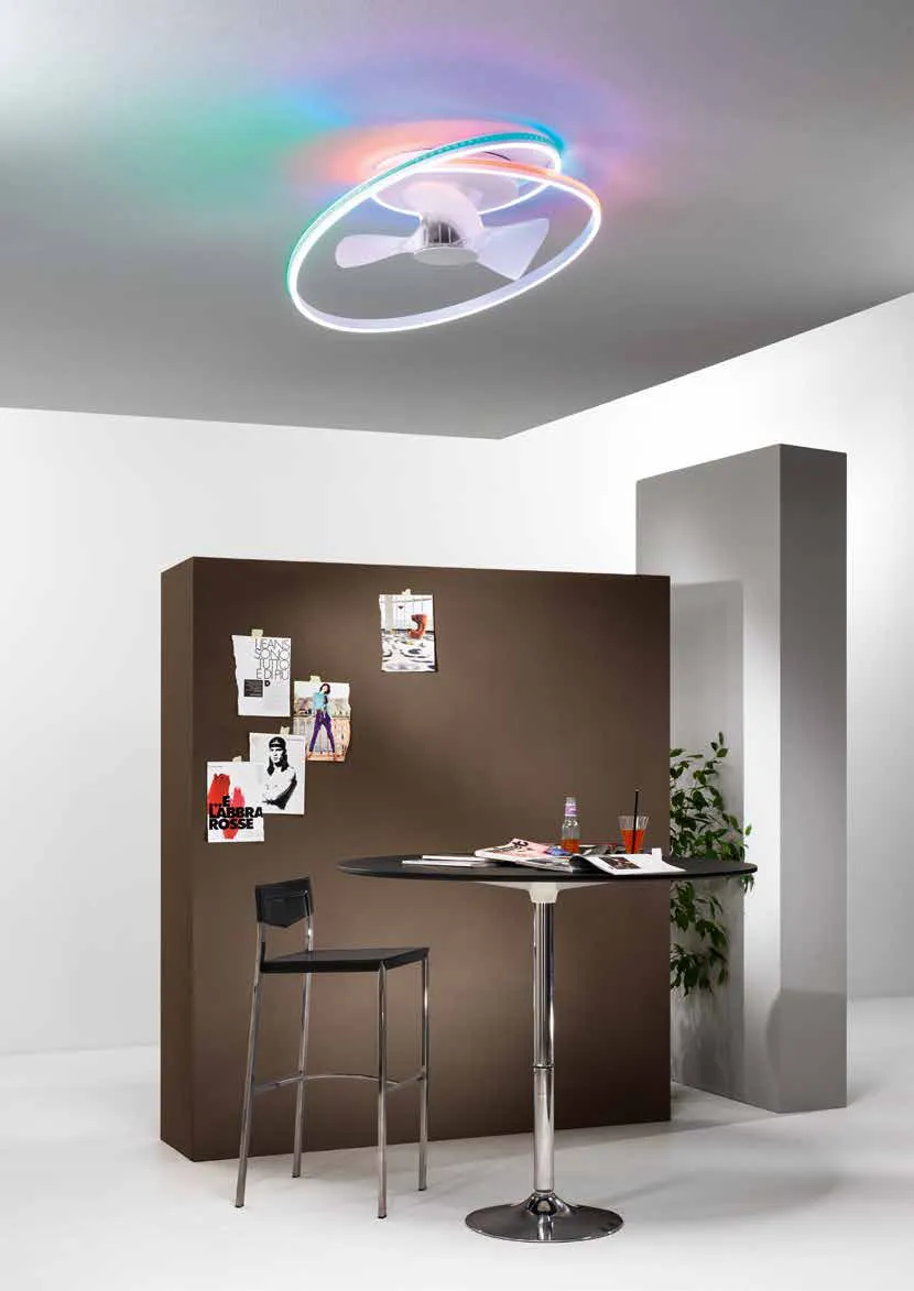 Ventilatore Auster Fan Europe con luce colorata sopra un angolo bar
