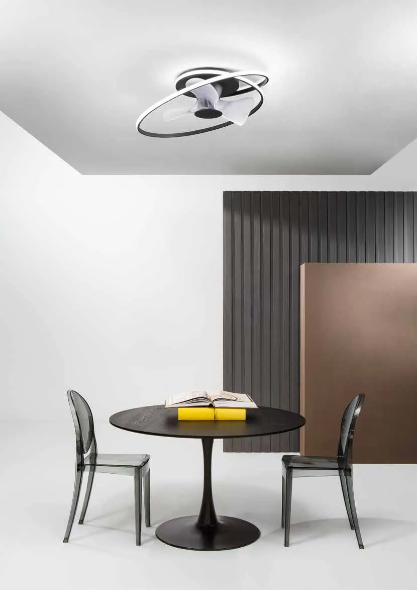 Ventilatore Storm Fan Europe sopra un tavolo rotondo con sedie trasparenti