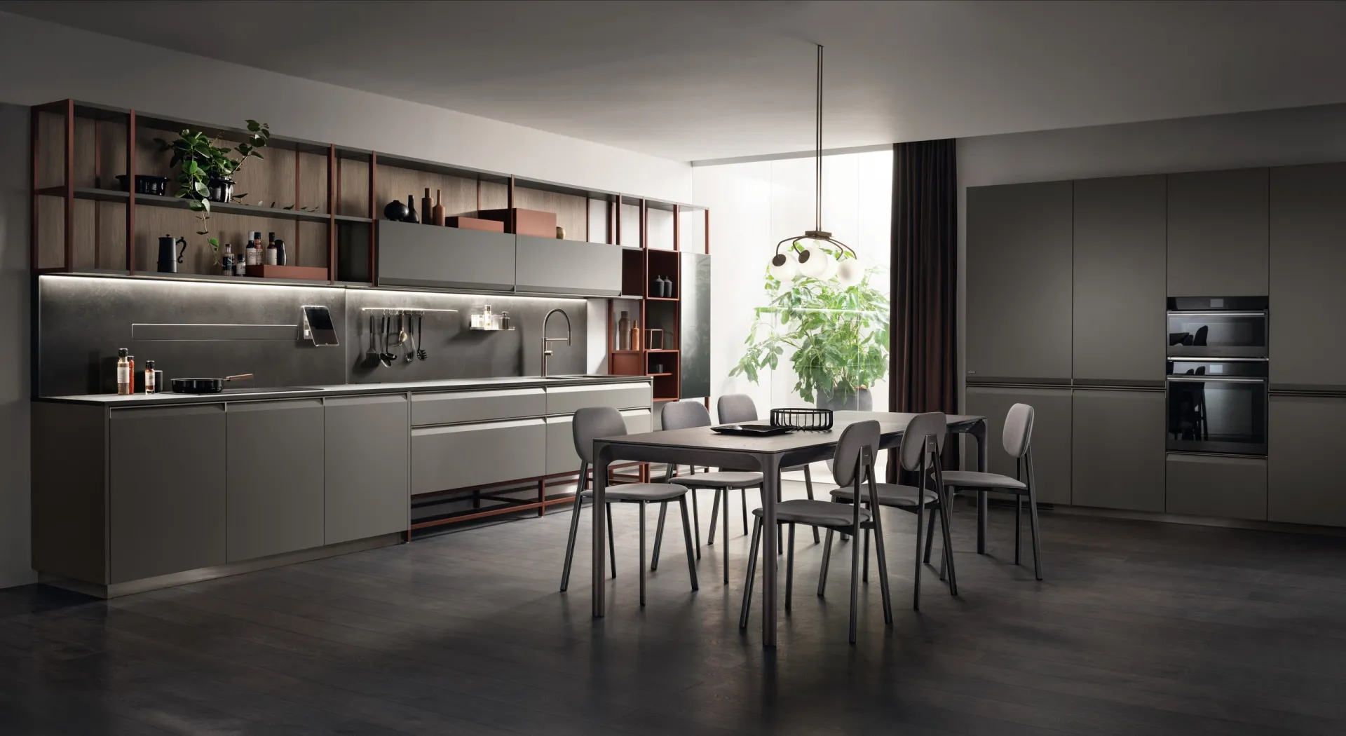 Cucina Formalia Scavolini lineare grigia con Sistema Parete Status e tavolo da pranzo