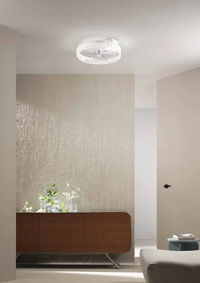 Ventilatore Nashi Fan Europe con cornice diamantata in un ingresso con madia