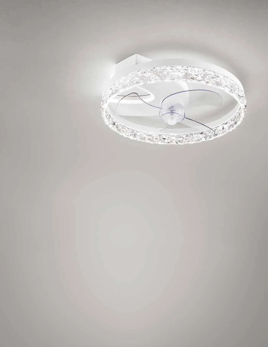 Dettaglio della plafoniera con ventilatore Nashi Fan Europe e cornice diamantata
