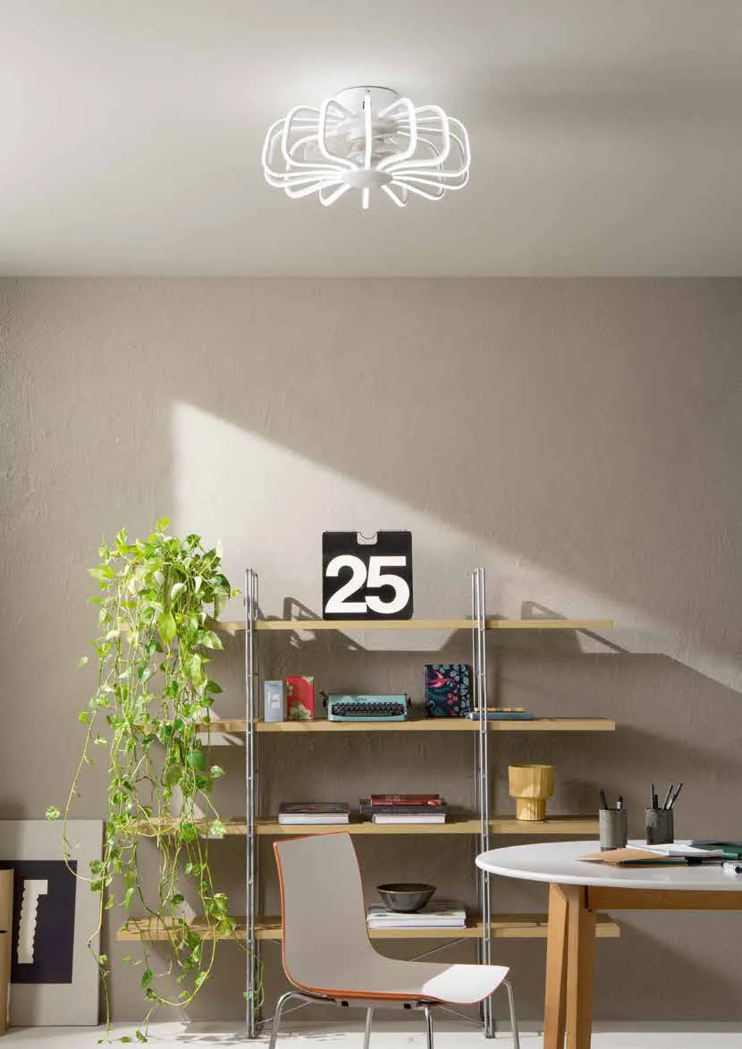 Ventilatore Grecale Fan Europe bianco in una zona studio con libreria
