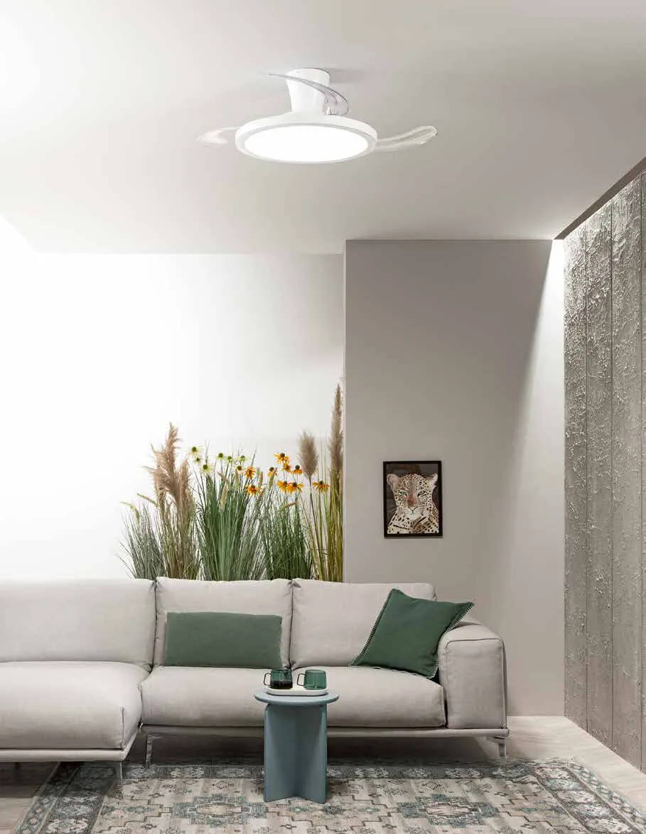 Ventilatore Condor Fan Europe con pale a scomparsa in un soggiorno con divano