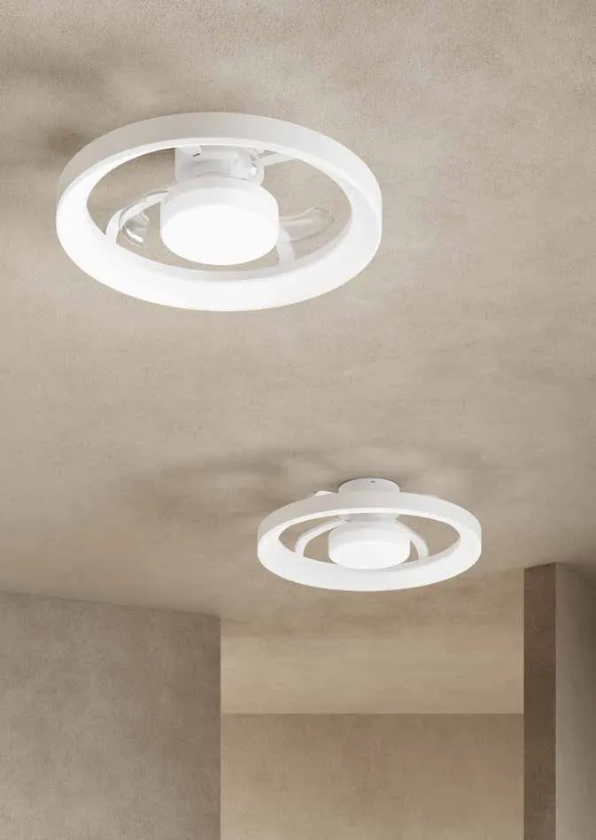 Ventilatori Nascar Fan Europe bianchi su soffitto chiaro