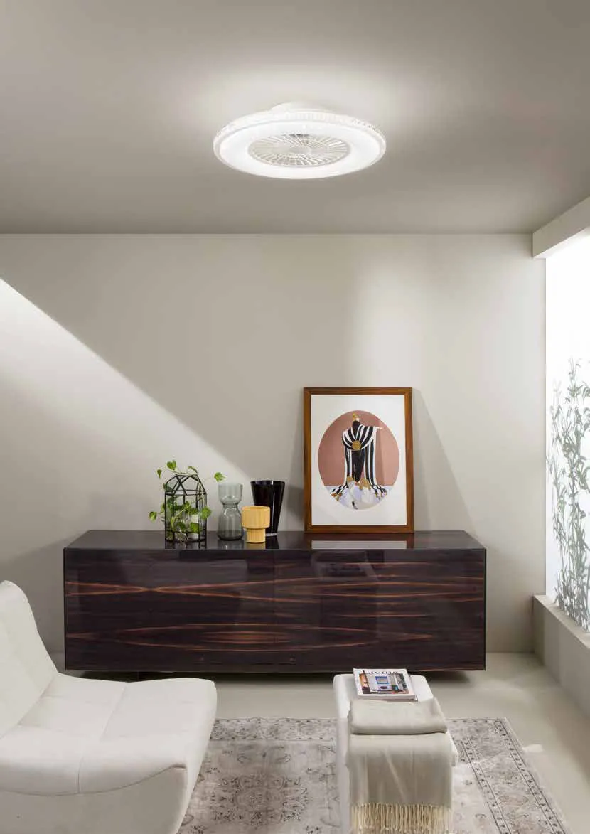 Ventilatore Borea Fan Europe sopra un soggiorno con madia scura