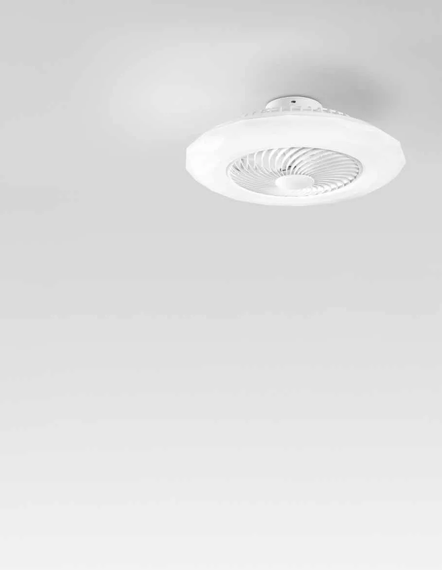 Plafoniera con ventilatore Skyron Fan Europe su soffitto bianco
