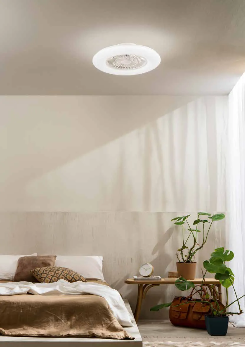 Ventilatore Magister Fan Europe sopra un letto in una camera chiara
