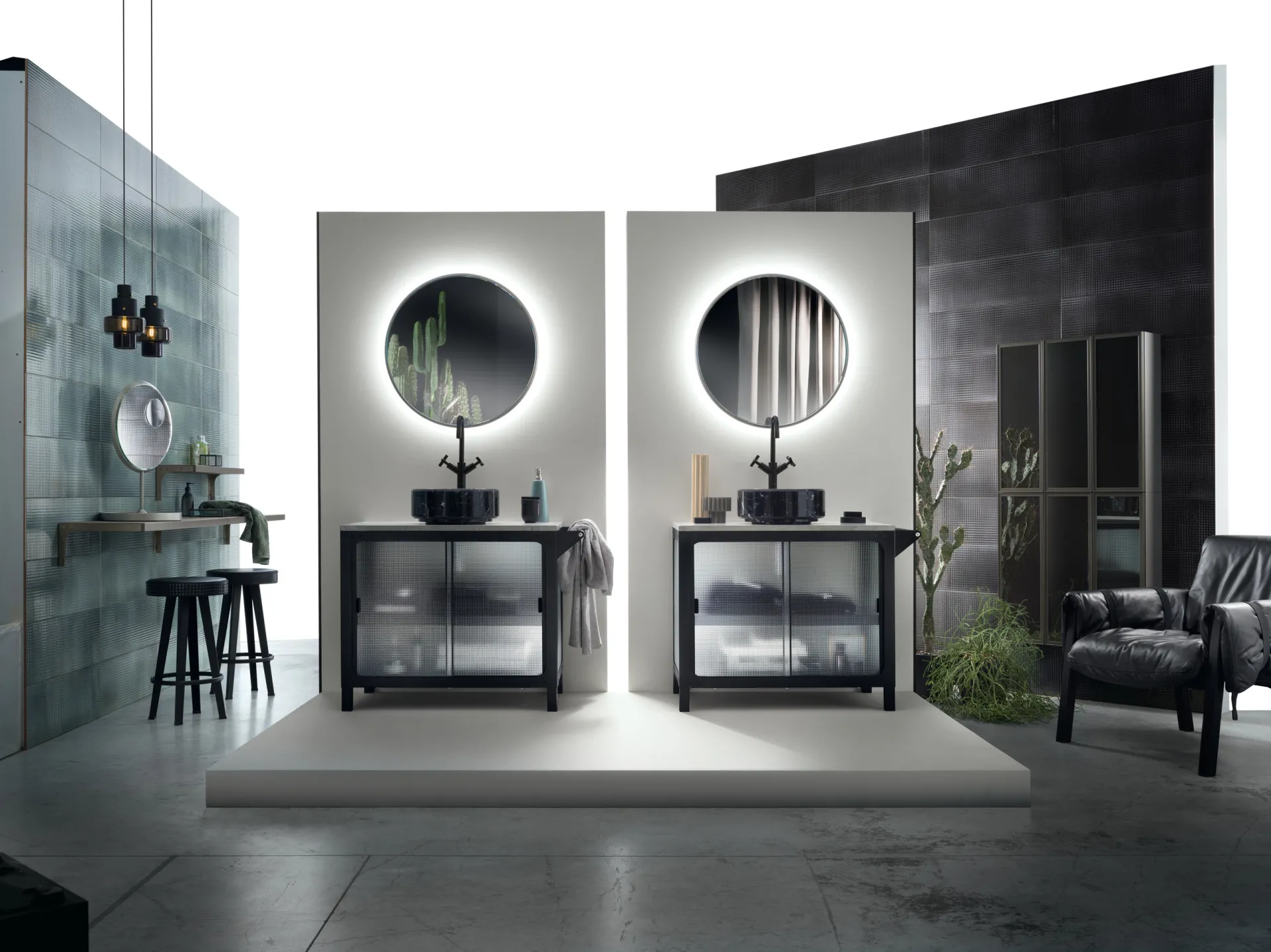 Bagno Misfits Scavolini con due basi Misfit CHEST nere con ante in vetro e specchi tondi retroilluminati