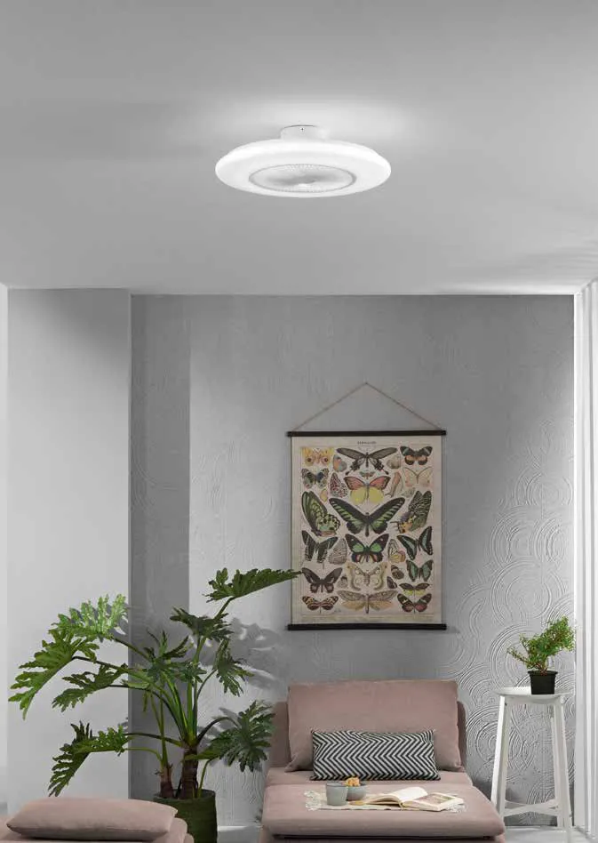 Ventilatore Ponente Fan Europe sopra una camera con divano rosa