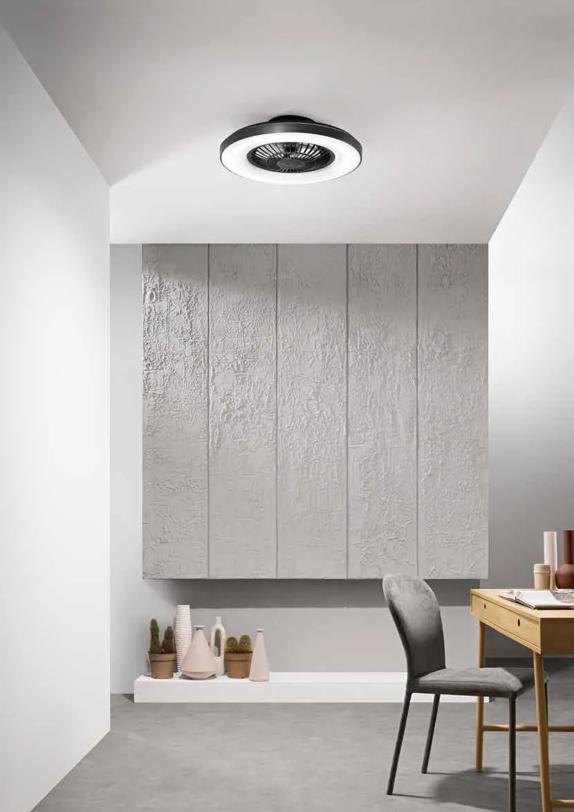 Ventilatore Garbin Fan Europe nero in una sala da pranzo con armadio grigio