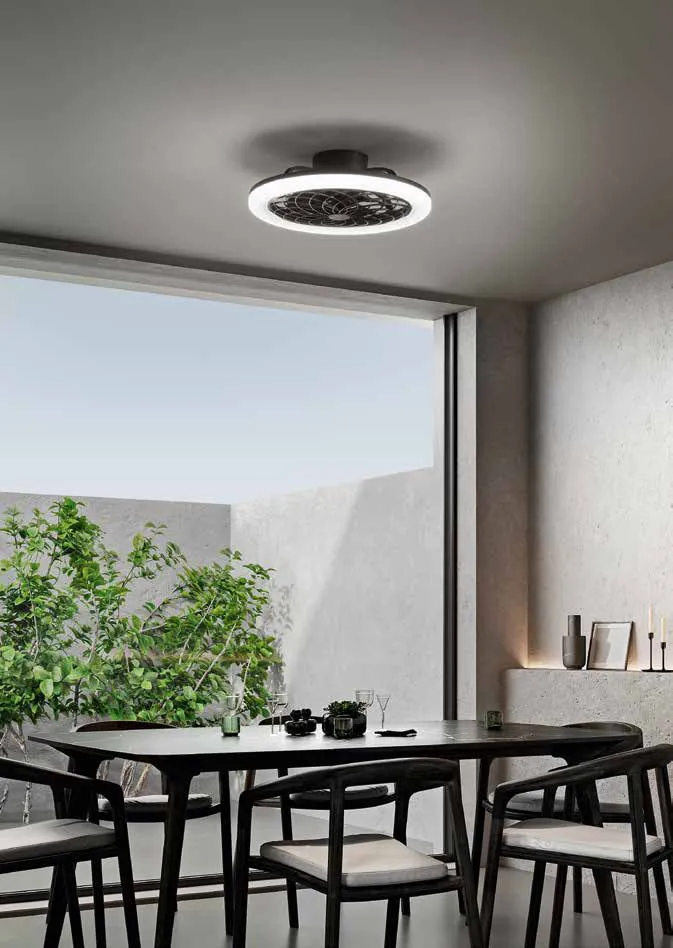 Ventilatore Etesia Fan Europe nero sopra un tavolo da pranzo vicino alla vetrata