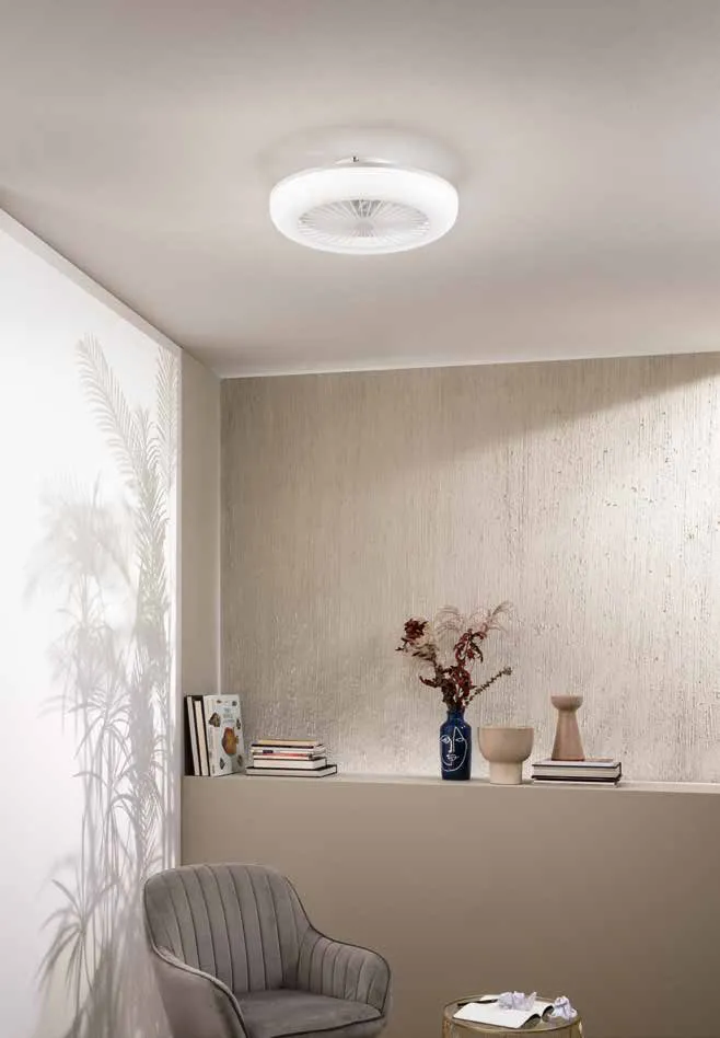 Ventilatore Zefiro Fan Europe sopra una poltrona in un angolo lettura