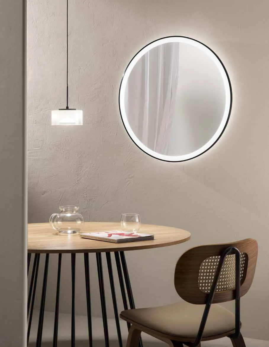 Specchio tondo Oronero Fan Europe con bordo nero in una zona pranzo