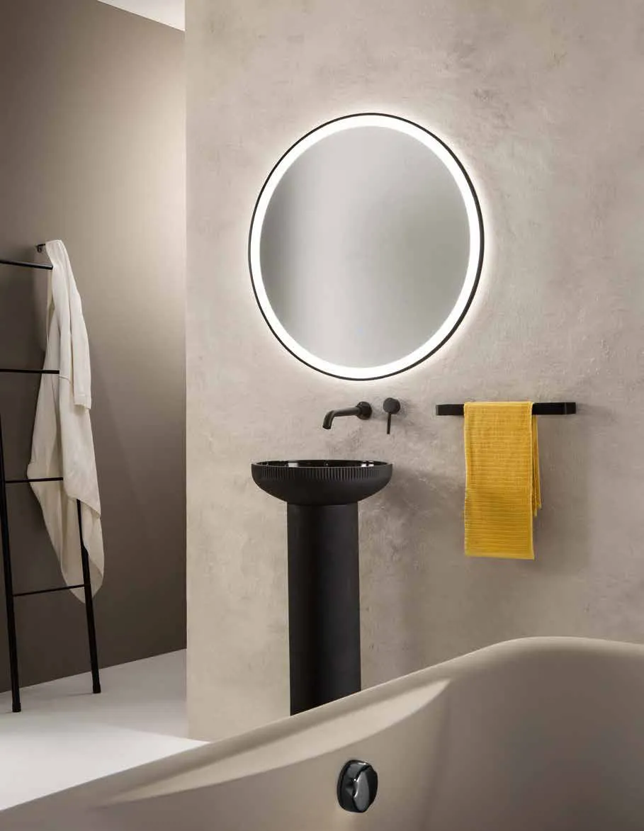 Specchio Oronero Fan Europe nero sopra un lavabo a colonna