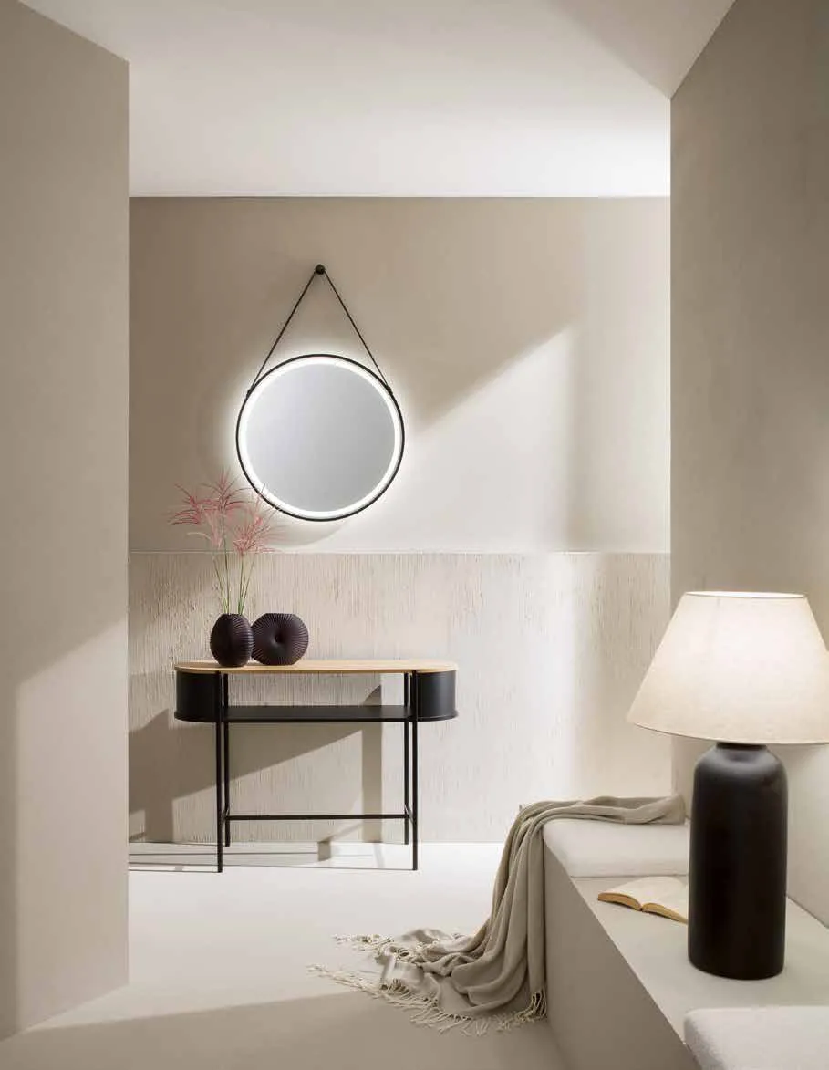 Specchio Belt Fan Europe appeso con cinghia nera in una zona trucco